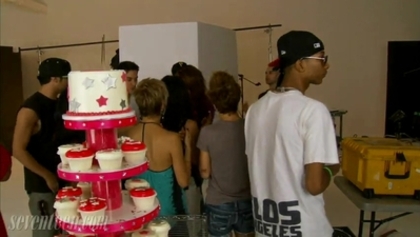 normal_Seventeen_Throws_Miley_Cyrus_A_Surprise_Birthday_Party_flv_000089723