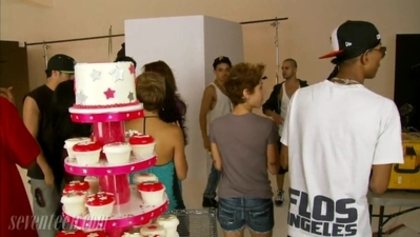 normal_Seventeen_Throws_Miley_Cyrus_A_Surprise_Birthday_Party_flv_000090791