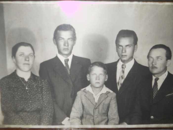 tata(al 2-lea din dreapta),fratii si parintii