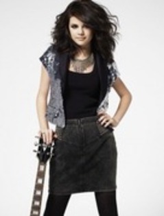 21029419_TNJTWDKBU - SELENA gomez