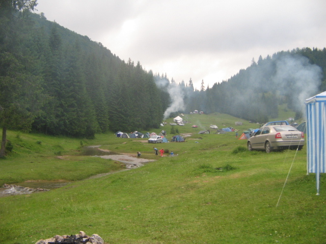 IMG_0127; La Grajduri, campare pentru toate destinaţiile din zonă
