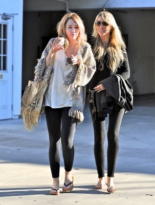  - x Miley At a salon in Toluca Lake - 26 November 2010