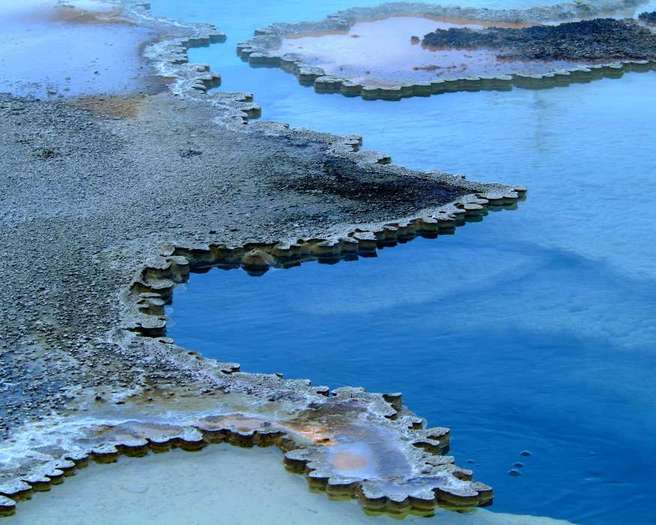 Geyser_Hill_Yellow_Stone_National_Park_USA[1]