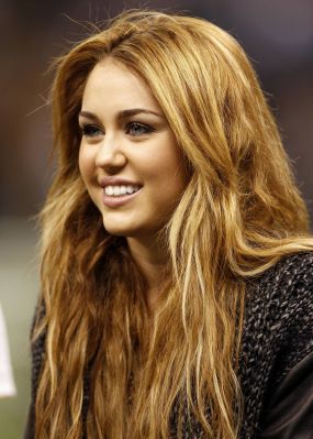 normal_AtSaintsGameInNewOrleans121210-04_%2812%29 - Toate Pozele Mele cu Miley si Hannah00