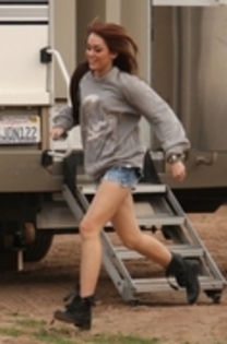 02 01 10 Filming Scenes For Hannah mOntana Forever In Mailbu (2)