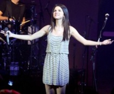 selena-gomez-poze-din-concertul-din-londra - poze Selena Gomez