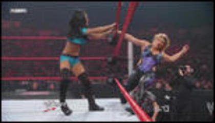 2076790_image026 - 6 divas battle royal Beth Phoenix vs Mickie James