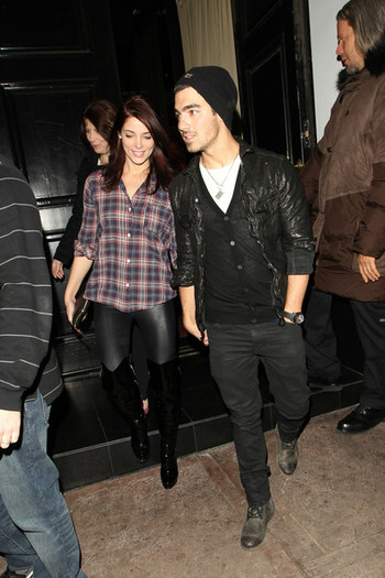 Ashley+Greene+boyfriend+Joe+Jonas+venture+BB_8b0xrj2Gl