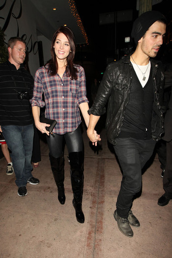 Ashley+Greene+boyfriend+Joe+Jonas+venture+igowlcaOijml