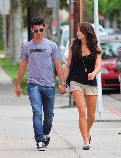 Joe+Jonas+Joe+Jonas+Ashley+Greene+Walgreens+dEf4JyiRg39l