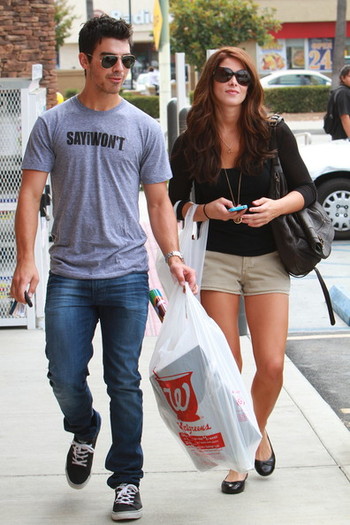 Joe+Jonas+Joe+Jonas+Ashley+Greene+Walgreens+ExLZ5H-3o03l