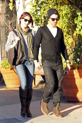 Ashley+Greene+Joe+Jonas+Ashley+Greene+Lunch+RJNFDIrI8g-l