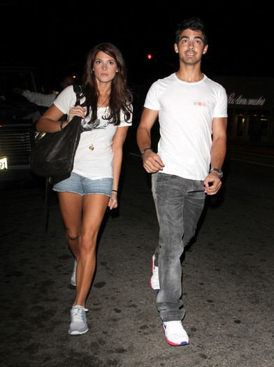 Joe+Jonas+Joe+Jonas+Ashley+Greene+LA+hmJctF8mD-Il