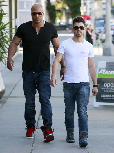 Joe+Jonas+Joe+Jonas+Out+Breakfast+Studio+City+gdM_jmPTHSOl