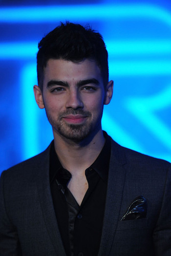 Joe+Jonas+Premiere+Walt+Disney+TRON+Legacy+GvwxQh8lCucl