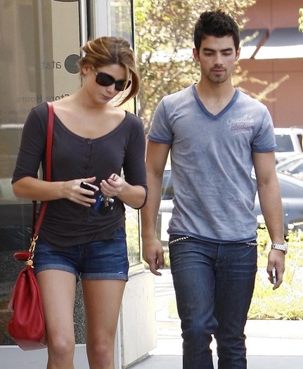 Joe+Jonas+Ashley+Greene+Joe+Jonas+Out+Studio+ARpq5eUTOXyl