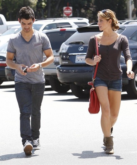 Joe+Jonas+Ashley+Greene+Joe+Jonas+Out+Studio+bqGEkgAq5QUl