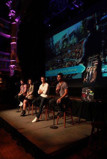 Joe+Jonas+Jonas+Brothers+Attend+Press+Conference+a-TmUpiEqKDl