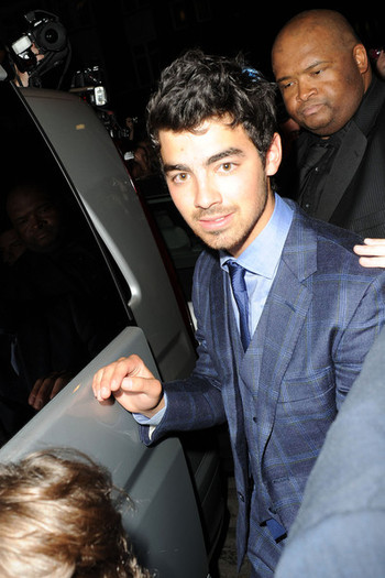 Nick+Jonas+greeted+large+group+fans+leaves+FaobbP6G6gsl