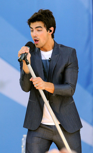 Jonas+Brothers+Demi+Lovato+Perform+ABC+Good+DlNc-ptzOP_l