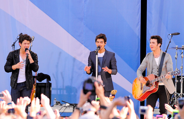 Jonas+Brothers+Demi+Lovato+Perform+ABC+Good+eeBBUBUtEayl