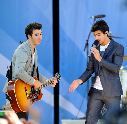 Jonas+Brothers+Demi+Lovato+Perform+ABC+Good+GBF5sx78XFrl