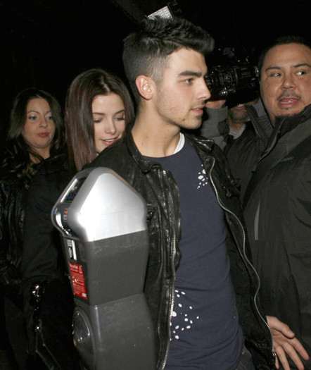 Joe+Jonas+Joe+Jonas+Ashley+Greene+Night+Out+_FifIbg04rXl