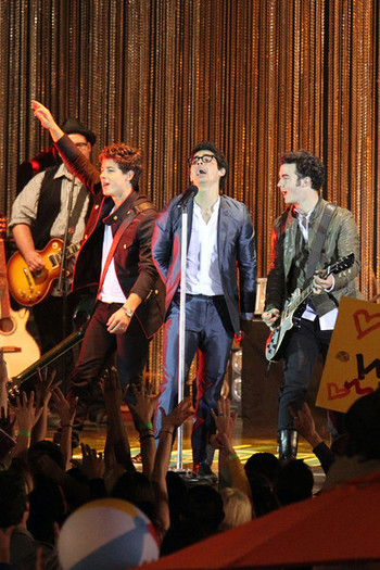 Nick+Joe+Kevin+Jonas+film+late+night+concert+5eb1Oih5wfgl