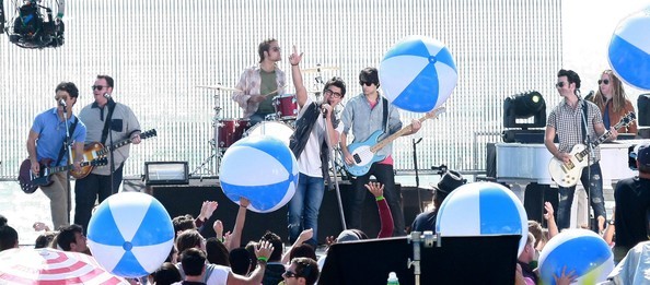 Jonas+Brothers+Rockin+Out+Set+Jonas+L+5_RiPj6JJLzl