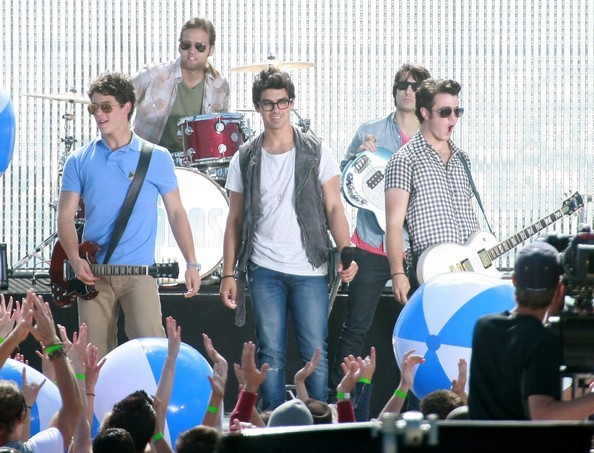 Jonas+Brothers+Rockin+Out+Set+Jonas+L+7H5TVtSz6aLl