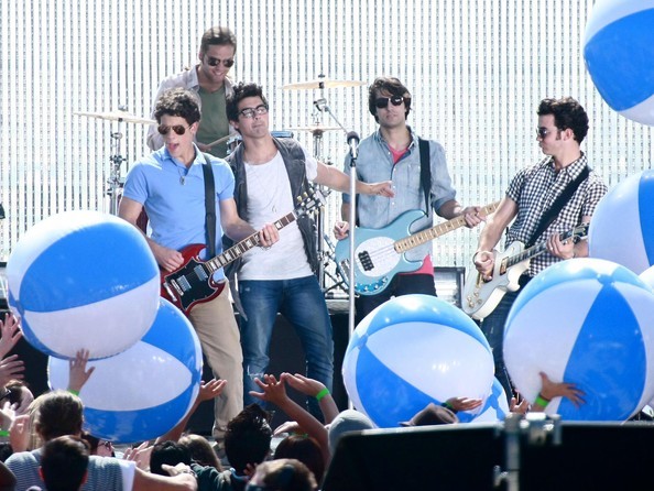 Jonas+Brothers+Rockin+Out+Set+Jonas+L+BmSAdNxZZu7l