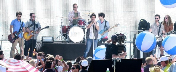 Jonas+Brothers+Rockin+Out+Set+Jonas+L+Cqo0UvifToul