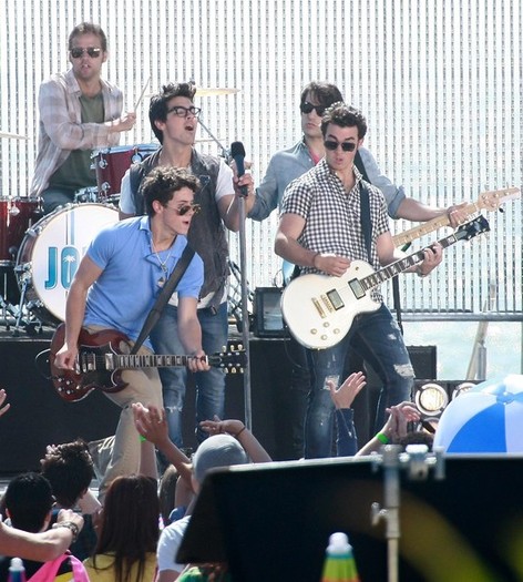 Jonas+Brothers+Rockin+Out+Set+Jonas+L+diXYbDTRRp7l