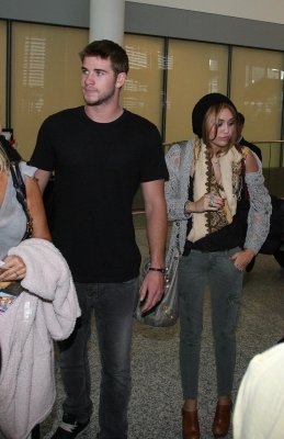 normal_MileyCyrusarrivesatPearsonInternationalAirportinToronto001_wibzxcv