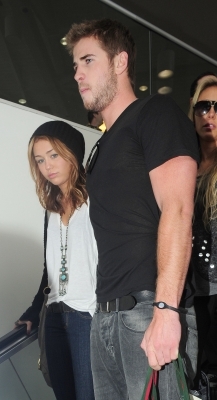 normal_50718_celebrity_paradise_com_TheElder_MileyCyrus2010_06_21_atLAX8_122_988lo