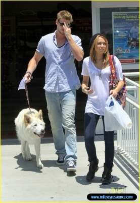 normal_miley-cyrus-liam-hemsworth-petco-09