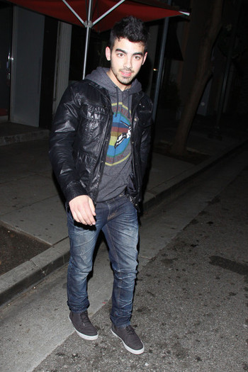 Joe+Jonas+Joe+Jonas+Leaves+Street+Cafe+28FFZ4sH4Pol