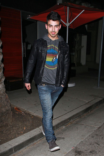 Joe+Jonas+Joe+Jonas+Leaves+Street+Cafe+lNRGLU4zuVml