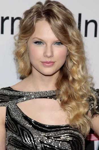 taylor-swift-grammy-hairstyle-09-long-blonde-curly-hairstyle - taylor swift