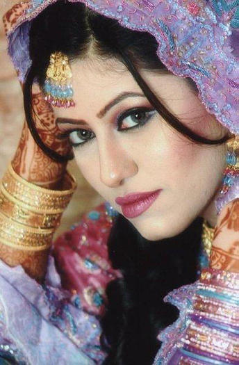 pakistani-bridal-makeup-with-heavy-jewelry-and-expensive-dress-10 - Podoabe indiene2