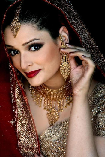 pakistani-bridal-makeup-with-heavy-jewelry-and-expensive-dress-12 - Podoabe indiene2