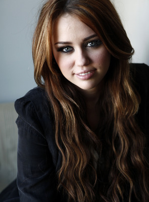 miley-cyrus-368489l-poza - miley cyrus