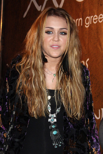 Miley+Cyrus+Miley+Cyrus+shows+up+grand+opening+fKmq9xOLaXQl - x For Miley s fans