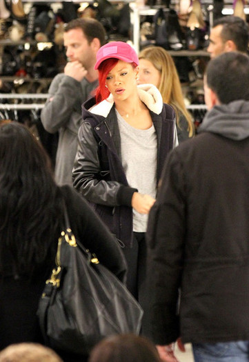 Rihanna+Rihanna+Shops+Barneys+5siPmokZlN3l