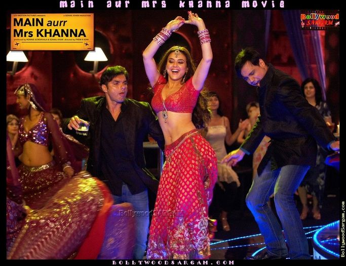 Main_Aur_Mrs_Khanna_Movie_BollywoodSargam_smiling_870114