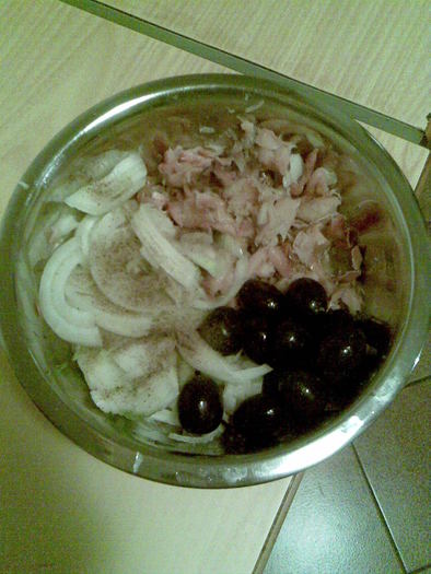 ingrediente pt salata de macrou afumat; file de macrou afumat , ceapa, masline, ulei, otet, sare, piper
