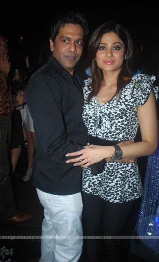 103598-shamita-shetty-in-rocky-s-absolut-glimmer-bash