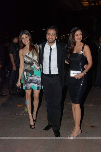 107012-shamita-shetty-raj-kundra-and-shilpa-shetty-at-baba-dewan-birth