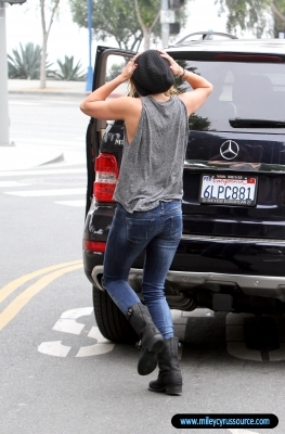 normal_58861_Preppie_Miley_Cyrus_out_to_Starbucks_after_her_workout_10_122_579lo