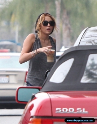 normal_59600_Preppie_Miley_Cyrus_out_to_Starbucks_after_her_workout_13_122_206lo